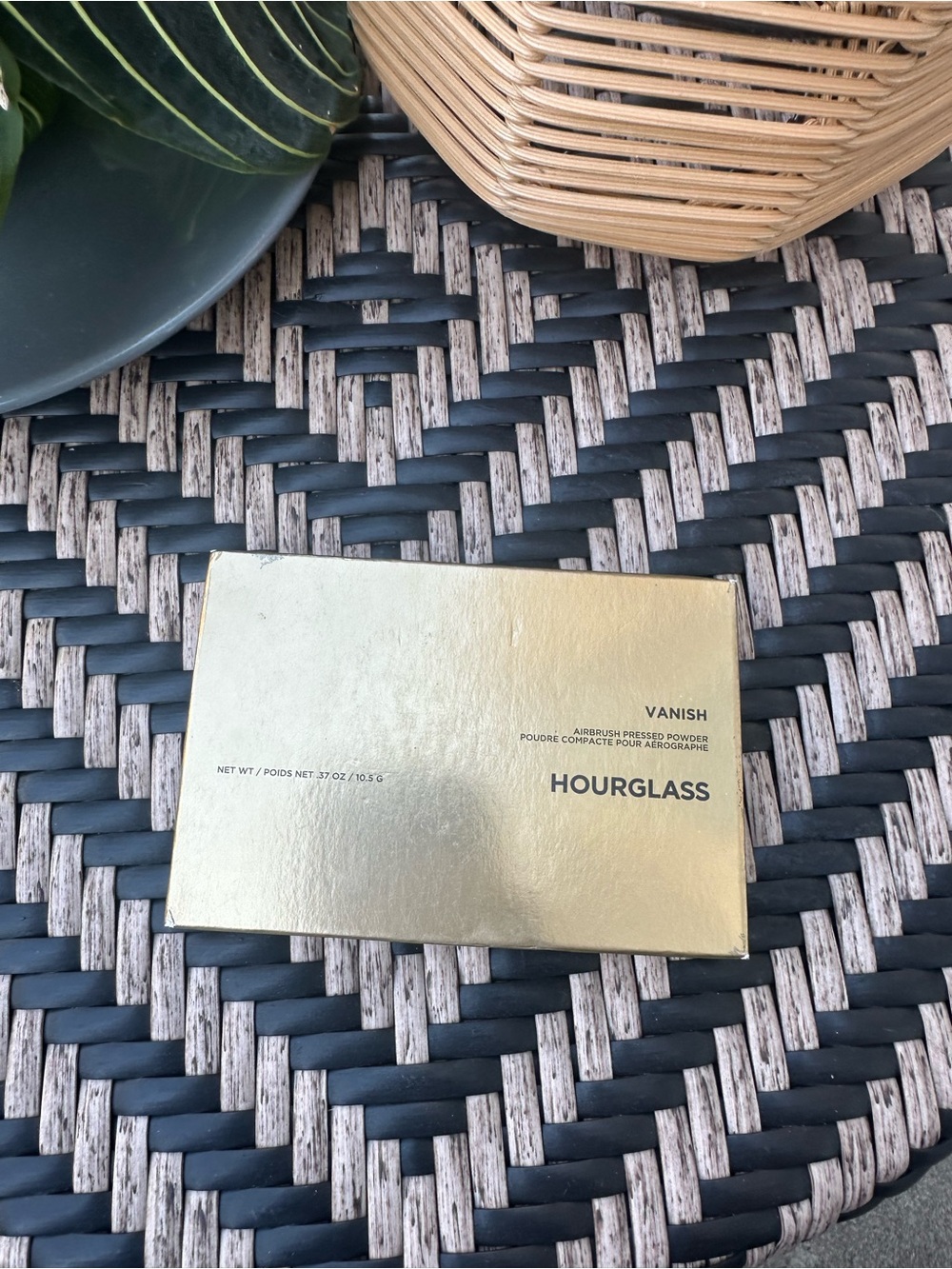 New HOURGLASS Airbrush Vanish pressed powder in Medium